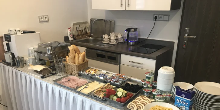 Snídaně se podávají formou bufetu ve společenské místnosti nebo na terase. 
