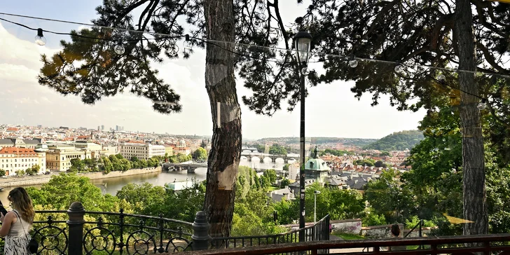 Z terasy se před vámi otevře panorama Prahy s Vltavou, historickými mosty i siluetami Starého Města.