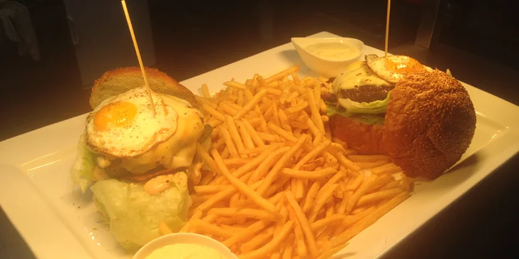Dostanete dva burgery s 200 gramy hovězího masa a kopu hranolek. 