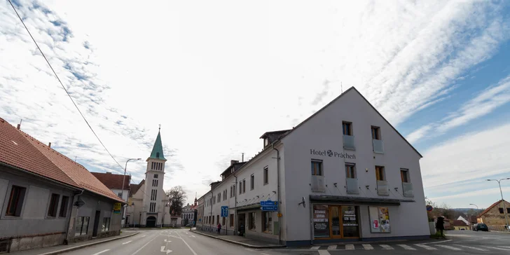 Hotel se nachází nedaleko centra Horažďovic, při hlavním tahu Plzeň–České Budějovice.