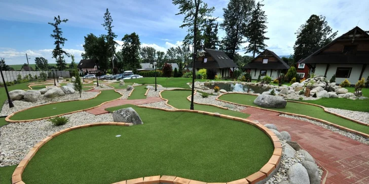 Součástí balíčku je hra minigolfu i slevy do okolních restaurací nebo na zábavu.