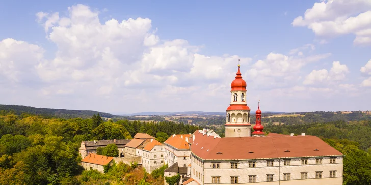 V krátké dojezdové vzdálenosti stojí i krásný Náchodský zámek.