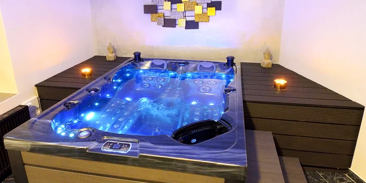 V příjemném prostředí v centru Jablonce nad Nisou na vás čeká luxusní vířivá vana, infra sauna, lehátka i televize a manželská postel.
