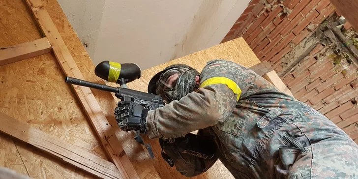 Paintballový areál je nově otevřený a skvěle vyladěný – rozkládá se na ploše 2,5 hektarů a nechybí tady ani uměle vybudované překážky sloužící ke krytí.
