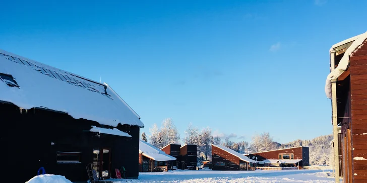 V zimě to na lyže budete mít také kousek, nejblíže je skiareál Rališka se sedačkovou lanovkou a Sachova studánka.