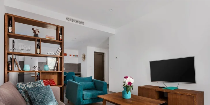 Súčasťou vybavenia je aj TV, Wi-Fi pripojenie, trezor, klimatizácia a balkón alebo terasa.