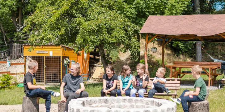 Nově vybudované velké kamenné ohniště poblíž posezení v altánku, kde najdete také napichováky na buřty a sedací vak, 2 přenosné grily.