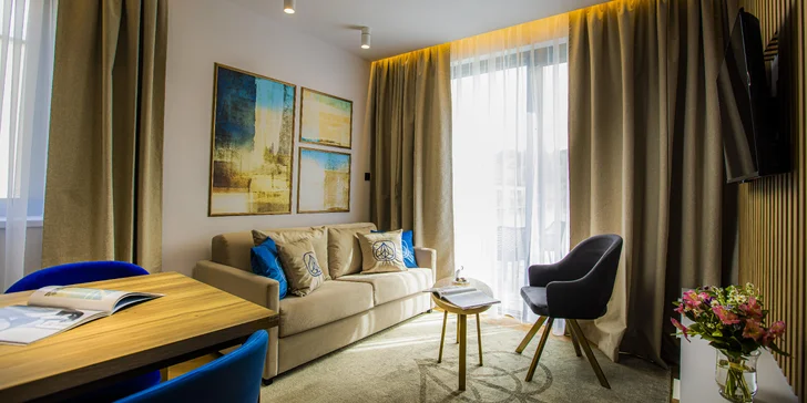 Vo všetkých apartmánoch je pre vás pripravená pohodlná manželská posteľ, rozkladací gauč s kvalitnými matracmi, TV, plne vybavená kuchyňa s kávovarom a jedálenský kút.