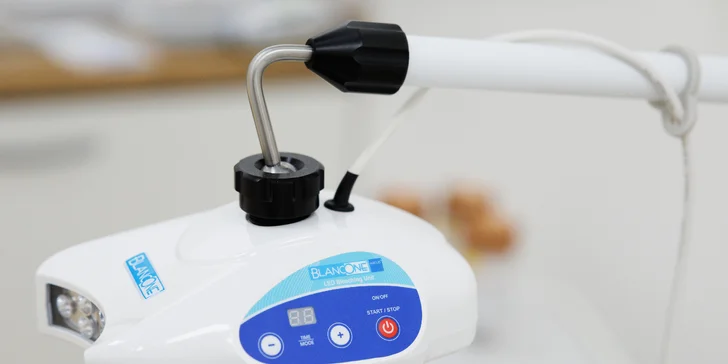 Z nabídky si můžete vybrat také rychlé a bezbolestné zesvětlení zubů včetně dentální hygieny, kterou je nutné před bělením podstoupit. 