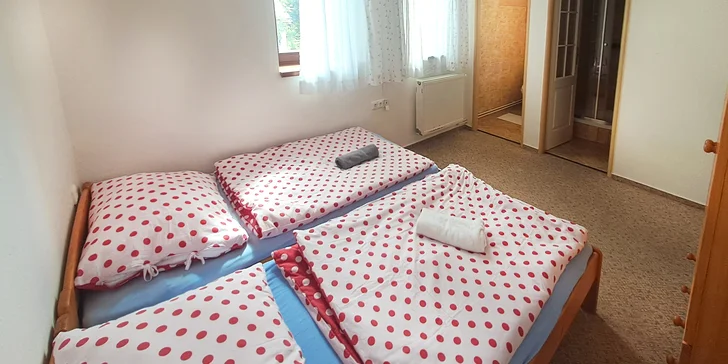 Pokoje jsou jednoduše vybaveny nábytkem z přírodního dřeva. 