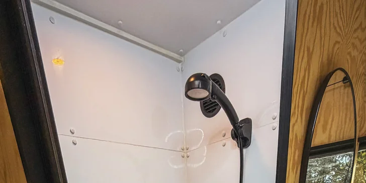 Nechýba ani kúpeľňa so sprchou a WC.