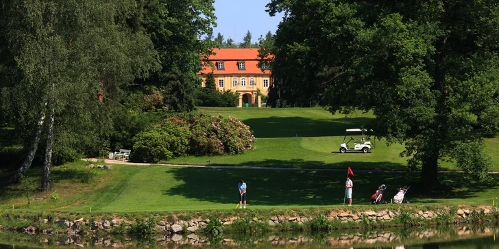 Zámecké zahrady s golfovým hřištěm jsou uchvacující.