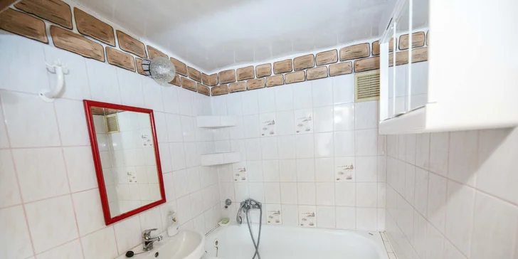  O dokonalé súkromie sa postará vlastná kúpeľňa so sprchou, vaňou a toaletou (na fotke chalúpka).