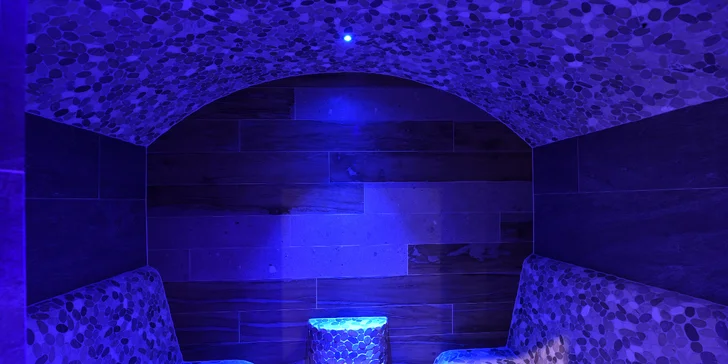 Wellness ponúka tri druhy sáun, vírivku, oddychovú miestnosť a ochladzovacie sprchy.
