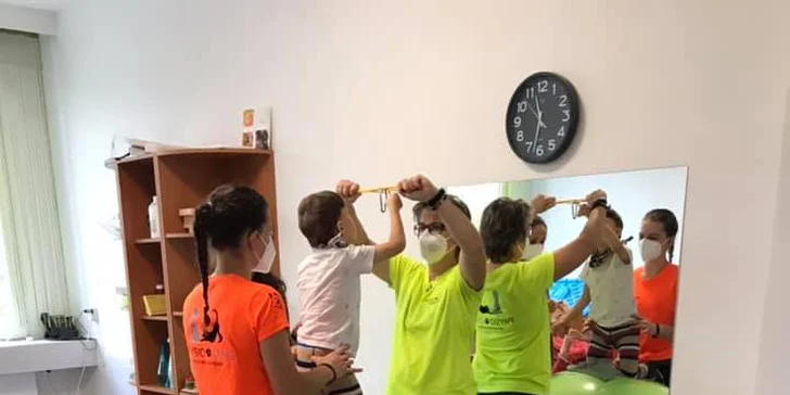 Tobiáškov pokrok by nebolo možné dosiahnuť bez pravidelných rehabilitácií, kedy skúsení terapeuti nacvičujú vytrvalo správne pohybové vzorce, 