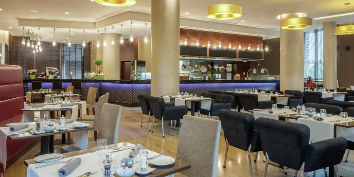 V hotelu je restaurace Opus, kde se podávají snídaně, a italská restaurace Toscana. 