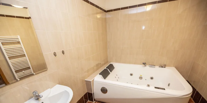 V pokoji typu Lux si užijete pohodičku ve vířivé vaně.