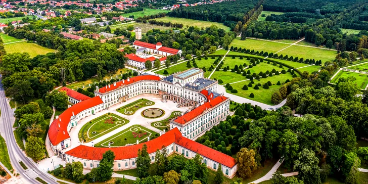 Zámok Fertőd pre svoj pôvab získal prezývku „maďarské Versailles“.