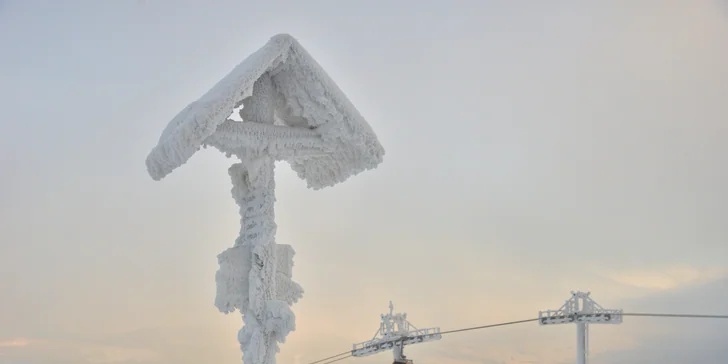 Lyžovanie nebudete mať ďaleko. Autom ste pri zjazdovke za 5 minút.