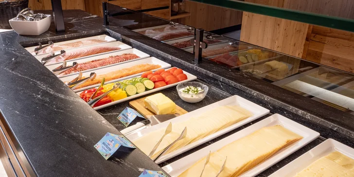 Večer vás potěší servírované tříchodové menu s možností výběru a každý den nechybí ani salátový bufet. 