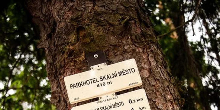 Turisté budou nadšení, atraktivních cílů a stezek je tu celá řada. Hned u hotelu se napojíte na žlutou. 
