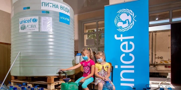 Unicef spolu s partnermi zabezpečuje zásobovanie vodou, hygienickými balíčkami, liekmi, vakcínami, opravuje školy a zničenú infraštruktúru, pomáha deťom zotaviť sa z tráum, ktoré zažívajú počas vojny.