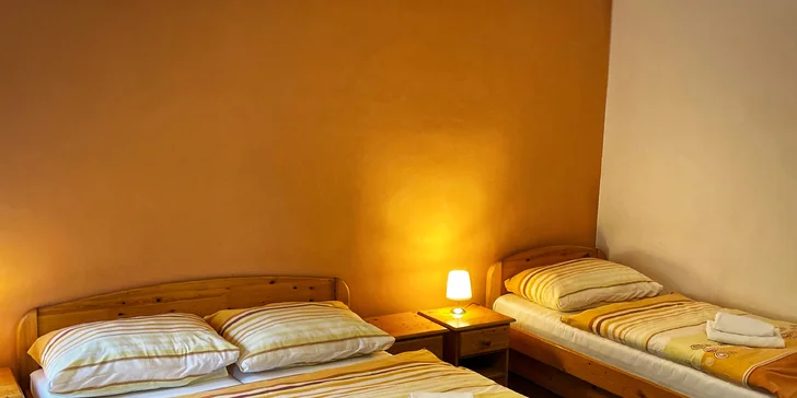 Dle toho, kolik vás pojede, si vyberete velikost pokoje (dvoulůžkový, třílůžkový, čtyřlůžkový i apartmán či pětilůžkový mezonet). 