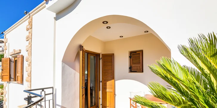 Architektura objektu striktně dodržuje ostrovní tradici bílých fasád.