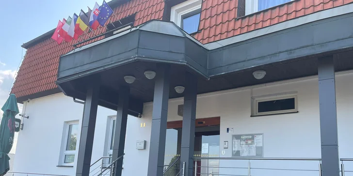 Masérka si vyrábí vlastní masážní olej. 
