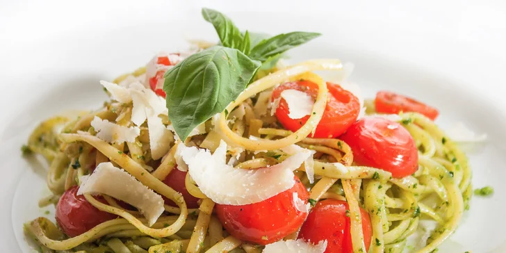 Těstovinoví maniaci ocení tyhle linguine s domácím bazalkovým pestem a rajčátky. 