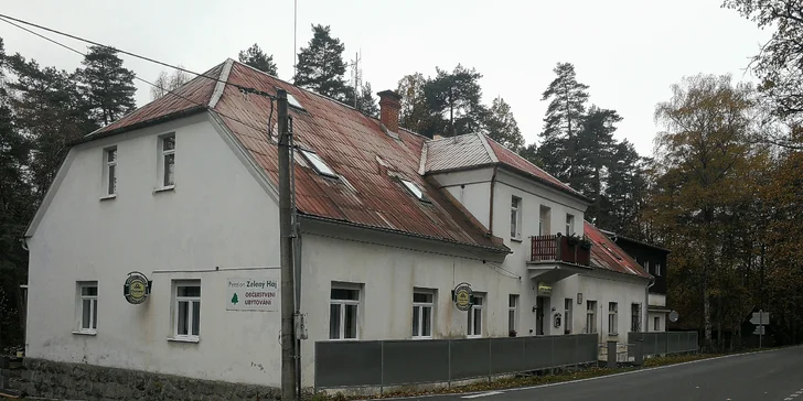 Penzion leží u klidné silnice. Je skvěle dostupný z Prahy i Plzně.