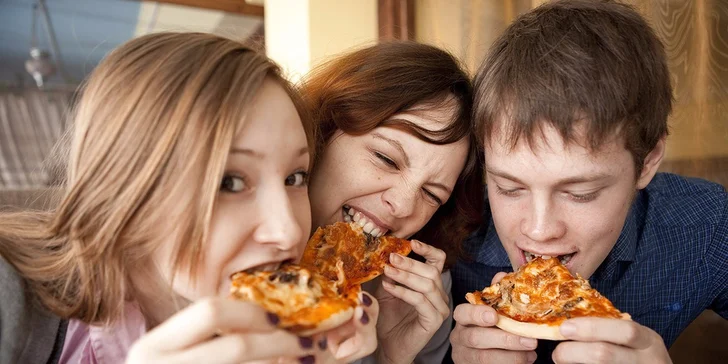 Okolo oblíbeného pizza okna na Veveří proudí přes den studenti, večer milovníci tepajícího nočního života. 
