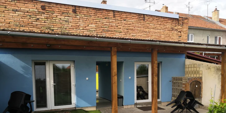 Z 2lůžkového pokoje vyjdete rovnou do zahrady s posezením pod pergolou.
