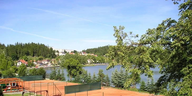 V penzionu vám rádi půjčí i rakety na tenis – ten si můžete zahrát na kurtech vzdálených cca 300 metrů.
