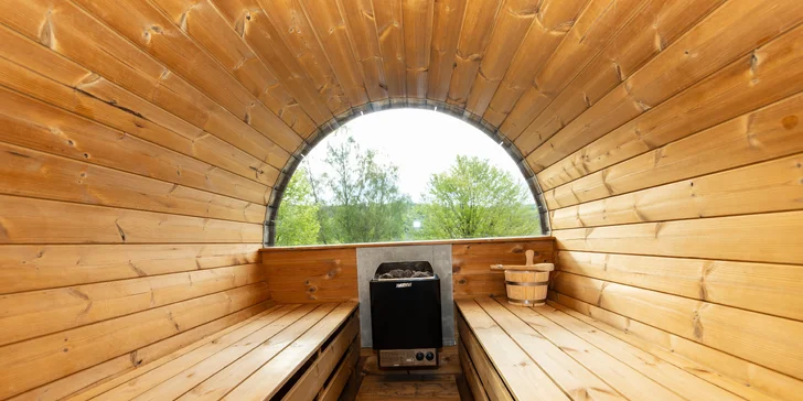 Skočte si do privátnej sauny, ktorá stojí hneď vedľa tiny house a okrem prehriatia celého tela sľubuje aj krásny výhľad.