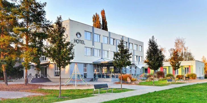 Benátky nad Jizerou: hotel nedaleko zámku, snídaně i možnost tříchodové večeře