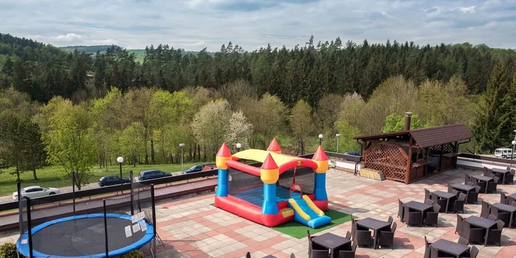 Na terase je také skákací hrad a trampolína.