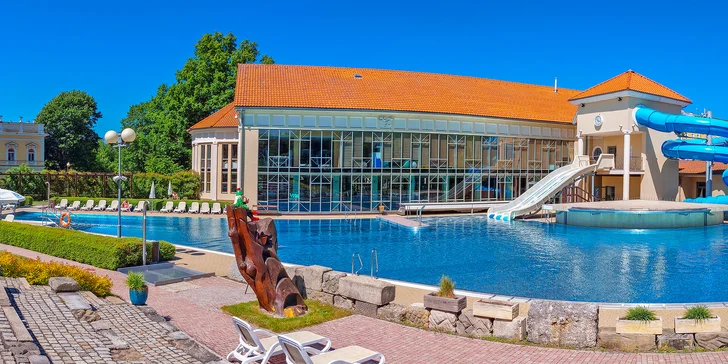 Jeho součástí jsou bazény, vířivky i sauna.