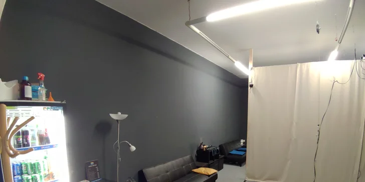 Místo na sezení je tu pro 3 osoby + 1 hráč na každou stanici.