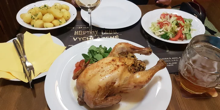 K masu se podává příloha dle výběru a také salátek. 