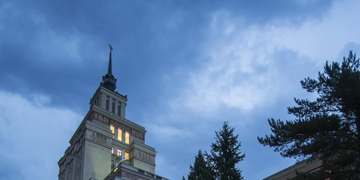 To vše se odehraje v zahradě restaurace Symphonia. 