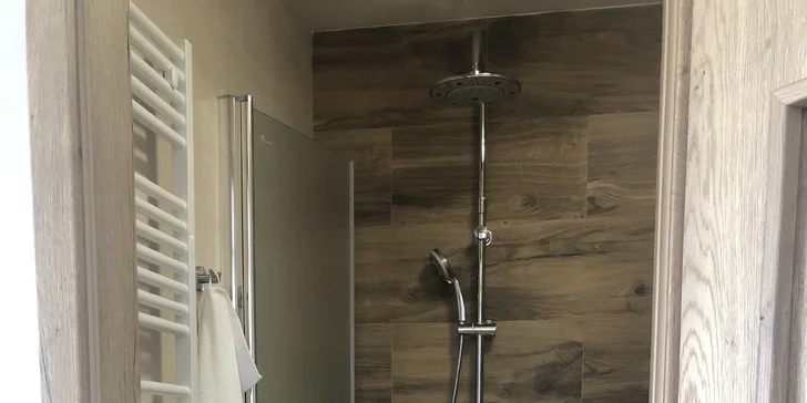 Je zde prostorný sprchový kout (apartmán 1).