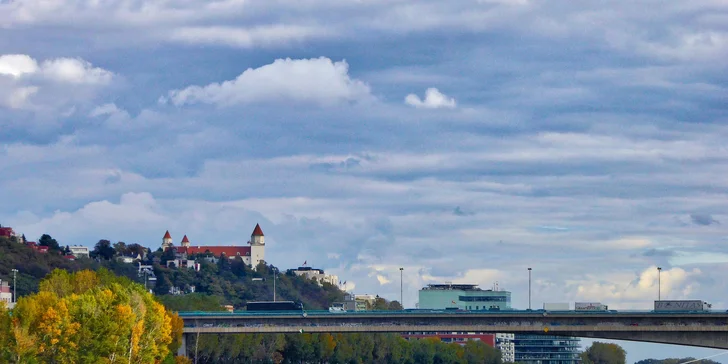 Bratislava vyzerá z paluby lode priam rozprávkovo a je celkom iná ako z brehu.