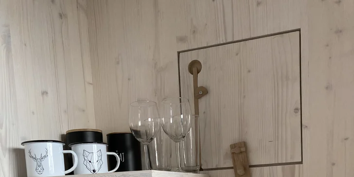 Elektřina je v posedu řešená powerbankou, o hygienu se zase postará kadibudka nedaleko posedu a v letních měsících solární sprcha před ním.