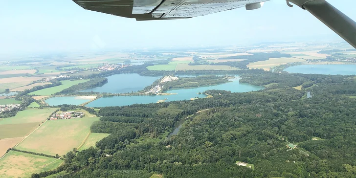 Cessna je navíc hornoplošník a má tu výhodu, že křídlo letounu nepřekáží vašim očím ani čočce fotoaparátu.