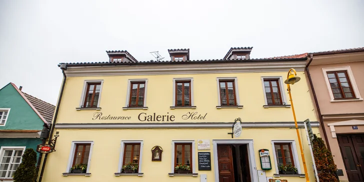 Hotel sice nemá vlastní parkoviště, ale nedaleko je jedno centrální, které můžete za poplatek využít.