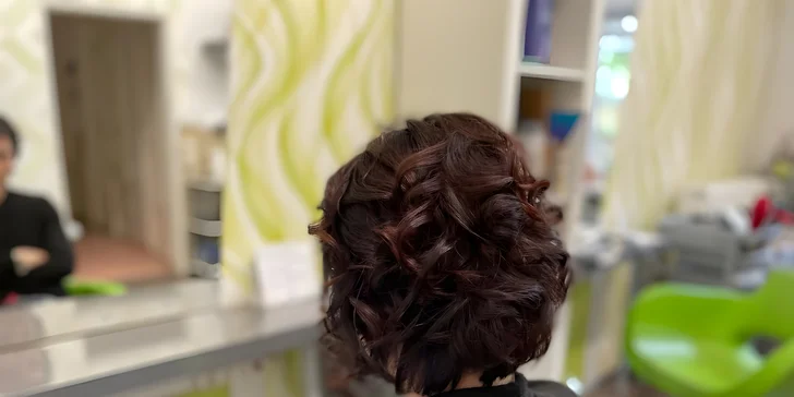 Kromě klasického barvení (šetrnými bio barvami) je v nabídce také melír nebo zesvětlovací technika ombré a balayage a tak dále a tak dále… 