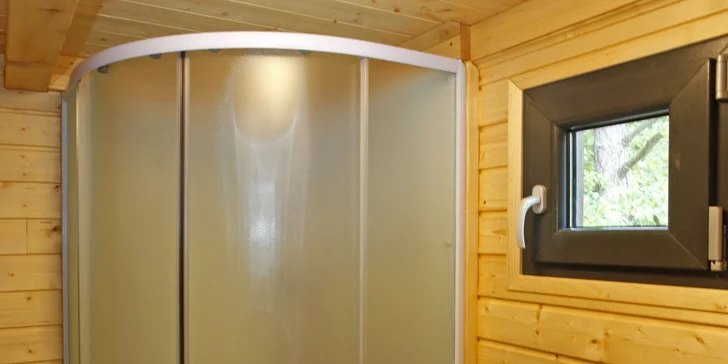 Ve sprše teče teplá voda, připravený je fén, ručníky i kosmetika. 