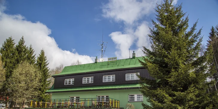 Večery si zpříjemníte u ohniště s grilem, které je ideální pro posezení s přáteli nebo rodinou. 