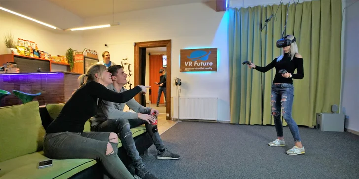 Přátelé z gauče sledují vaši akci na obrazovce. 